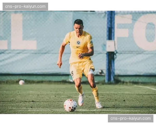 深圳新鹏城队封闭训练，重点演练防守高空定位球