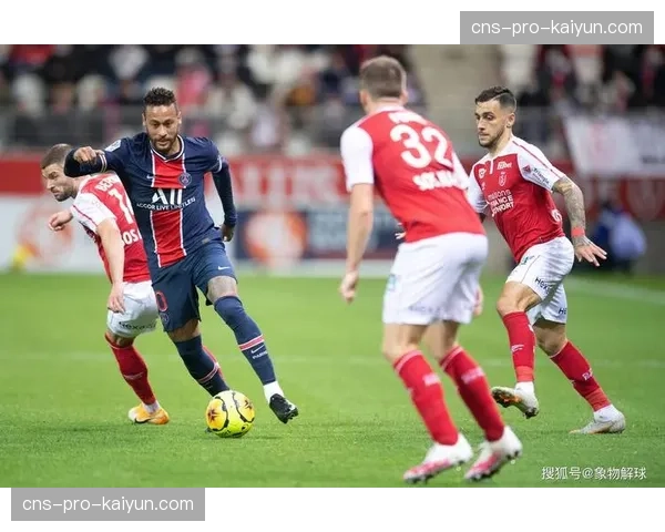 现场：维罗纳主场因球迷投掷烟雾弹比赛中断15分钟