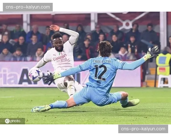 终场哨响，为克莱蒙保级打入关键进球的37岁老将加斯蒂安掩面而泣