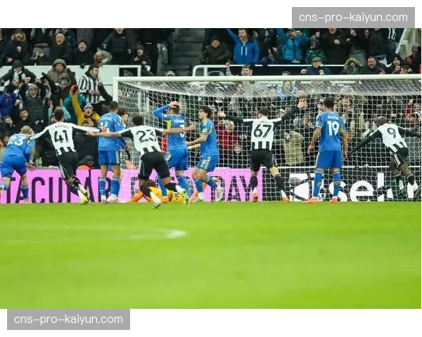 特写镜头：布伦特福德主场球迷高歌，激励球队保级关键战